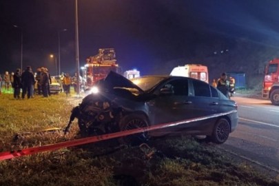 İki otomobil kafa kafaya çarpıştı
