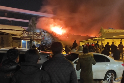 Van'da 130 iş yerinin bulunduğu Mısır Pazarı'nda çıkan yangın korkuttu