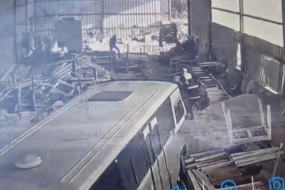Tartıştığı babasının çalıştığı atölyeye minibüsle daldı, 6 kişi kaçarak kurtuldu