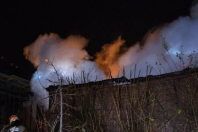 Bursa'da 2 katlı bina alevlere teslim oldu