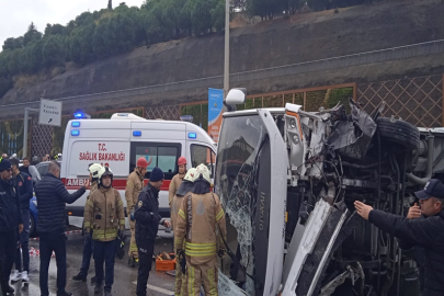 Maltepe'de servis minibüsü devrildi: 1 ölü