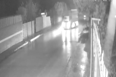 Motosikletlinin öldüğü kazaya, sürücüsünün alkollü olduğu kamyonet neden olmuş; o anlar kamerada