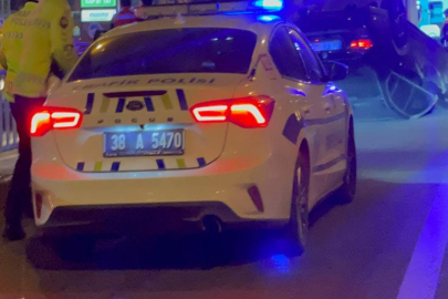 Bariyerlere çarpıp takla atan otomobilin sürücüsü yaralandı