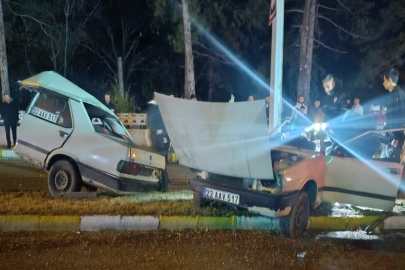 Edirne'de aydınlatma direğine çarpıp ikiye bölünen otomobildeki 2 kişi ağır yaralandı
