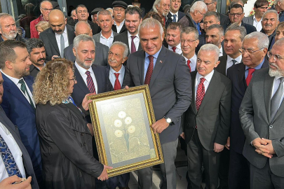 Bakan Ersoy: Gözümüzün önünde insanlık tarihinin en acı olayları yaşanıyor