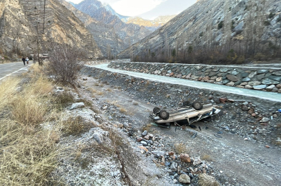 Dere yatağına düşen otomobilden yara almadan çıktı