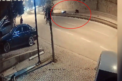 Devrilen motosikletinden düşüp takla attı, tekrar binerek yoluna devam etti; kaza kamerada