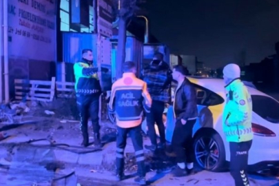 Bursa'da 2 araç kafa kafaya çarpıştı!