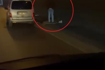 Bursa'da namaz vaktini kaçıran bir sürücü, aracını sağ şeride çekerek namaza durdu