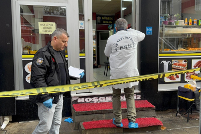 Bıçakla eşini ağır yaralayıp, yanındaki erkeği öldürdü