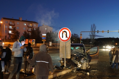 Okul servis minibüsü ile hafif ticari araç çarpıştı: 9 yaralı