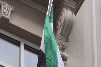 Şişli'deki konsolosluk binasına yeni bayrak