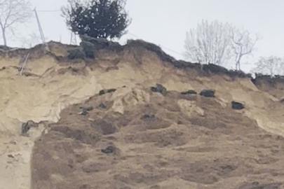Karadeniz Sahil Yolu'nda kapalı şeritte heyelan temizliği
