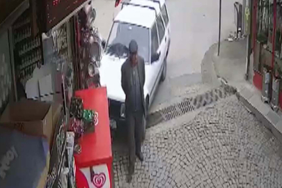 Marketin tezgahına çarpan otomobil, yayayı korkuttu