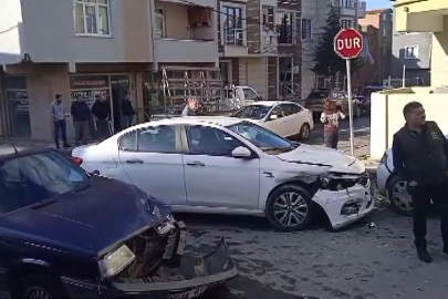 Ümraniye'de 2 otomobil çarpıştı; sürücüler yaralandı