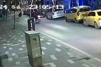 Koşarak karşıya geçmeye çalışan yayaya motosiklet çarptı; kaza kamerada