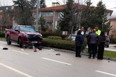 Yaya geçidinde kamyonetin çarptığı elektrikli bisikletin sürücüsü öldü