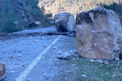 Aydın'da heyelan; Köşk-Ödemiş kara yolu çift yönlü trafiğe kapandı