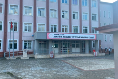Lise öğrencisi, okul bahçesindeki kavgada bıçakla yaralandı