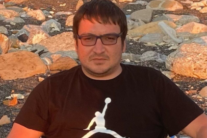 Üniversite çalışanı, evinin balkonundan düşüp öldü