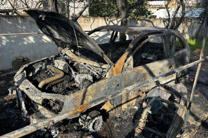 İzmir'de kundaklandığı iddia edilen otomobille 2 motosiklet yandı