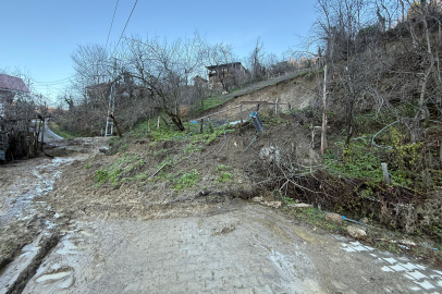 Bartın’da heyelan köy yolunu kapattı