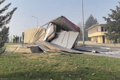 Sunta yüklü TIR devrildi