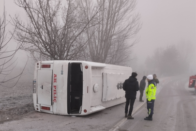 İşçi servis minibüsü buzlanan yolda devrildi; 9 yaralı