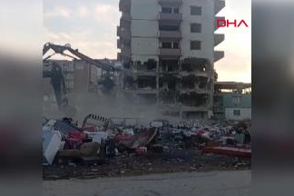 6 Katlı bina yıkım sırasında çöktü