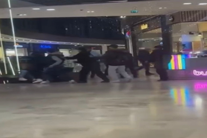 Alışveriş merkezinde iki grubun kavgası kamerada