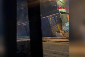 Ambarlı Limanı'nda konteyner gemisinin yan yatma anı kamerada