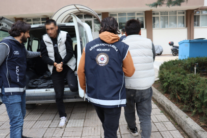 Yol kontrolünde 4 kaçak göçmen yakalandı; 2 gözaltı