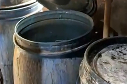 İmalathaneye çevirdiği evinde 1050 litre sahte içki ele geçirildi