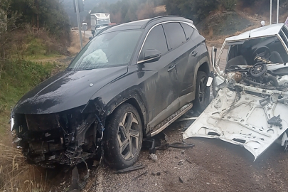 Otomobiller kafa kafaya çarpıştı:1’i ağır, 3 yaralı