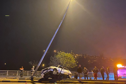Karabük'te aydınlatma direğine çarpan otomobildeki 2 kişi ağır yaralandı