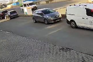 Motosiklet, kamyonetle çarpıştı