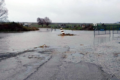 Tekirdağ'da sağanak; dere taştı, köprü sular altında kalınca yol kapatıldı