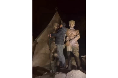 Atatürk Anıtı'na çıkıp saygısızlık yapan şüpheli gözaltına alındı