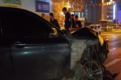 Bursa'da ters yönde giden otomobil TIR ile çarpıştı: 2 yaralı