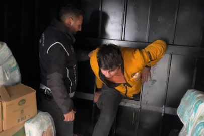 Kamyonetteki gizli bölmeden 9 kaçak göçmen çıktı