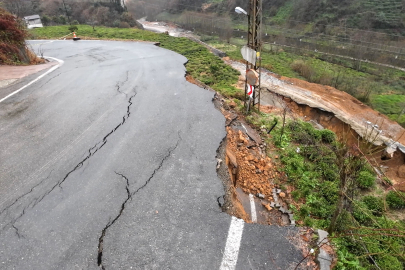 Rize'de heyelanda köy yolu çöktü