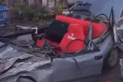 Önündeki kamyona çarpan otomobilin sürücüsü yaralandı