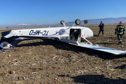 Tarlaya zorunlu inişte ters dönen eğitim uçağının enkazı kaldırıldı