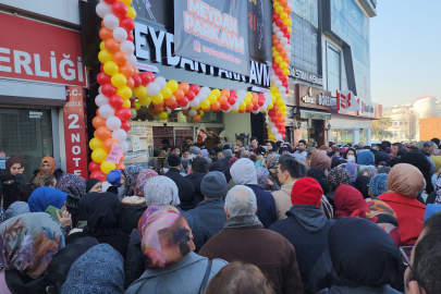 Mağaza açılışında indirim izdihamı