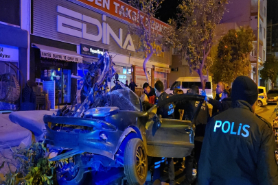 Otomobil, ağaçlara ve park halindeki otomobile çarptı: 2 yaralı