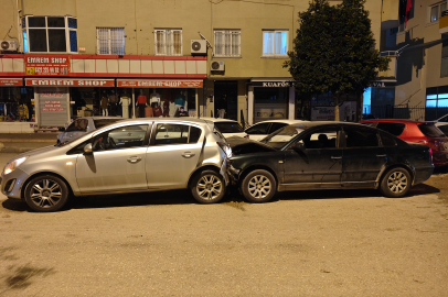 Adana'da otomobil, park halindeki 5 araca çarptı: 3 yaralı