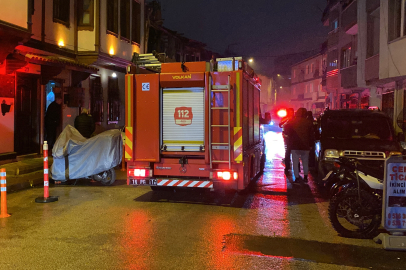 Bursa'da metruk bina yıkıldı; park halindeki otomobil zarar gördü