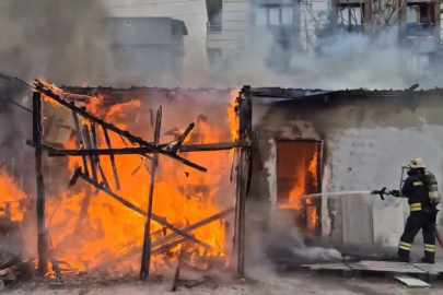 Gebze'de depo alev alev yandı