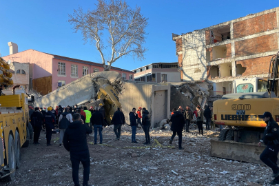 Uşak'ta yıkım sırasında iş makinesi operatörü göçük altında kaldı