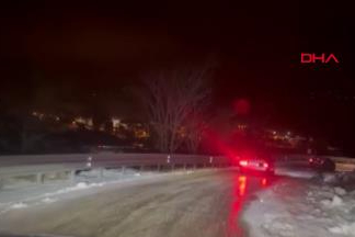 Elazığ’da kayak merkezi yolunda mahsur kalan araçlar kurtarıldı